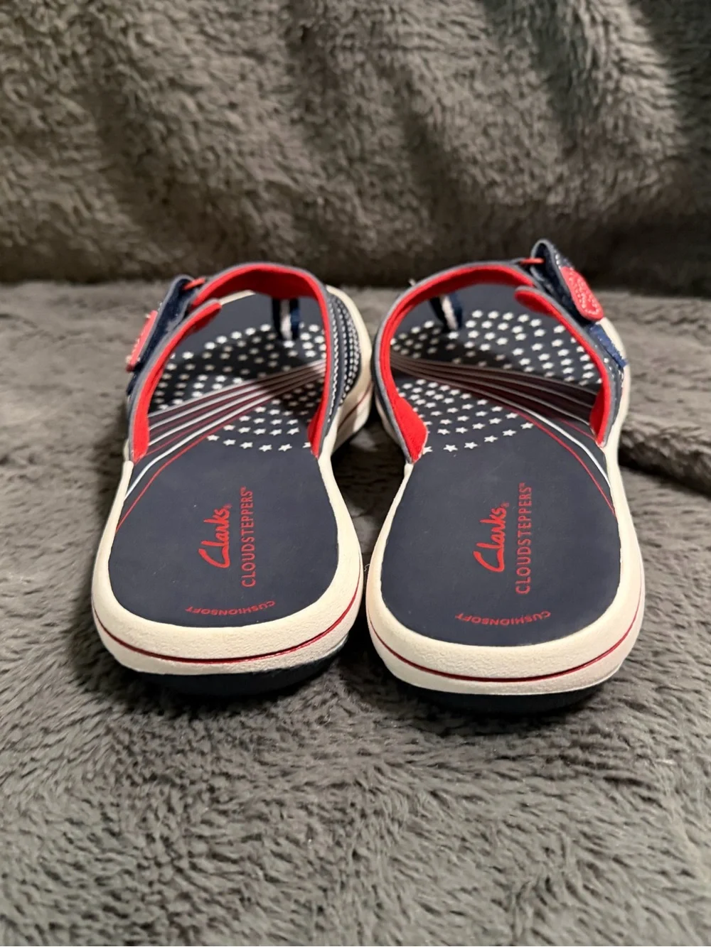 Clarks women’s Navy and Red Star-Print Cloudsteppers Sandals